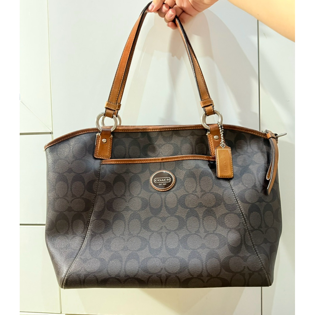 ส่งต่อกระเป๋า COACH PEYTON POCKET TOTE สี Brown