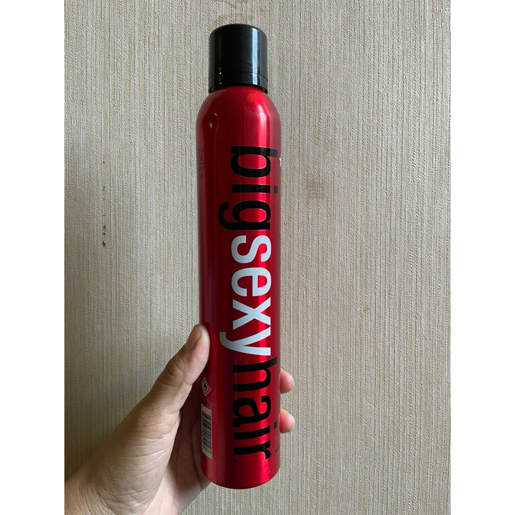 Big Sexy Hair spray&play Harder  สเปรย์จัดแต่งทรงผม เพิ่มวอลลุ่ม 300 ml.