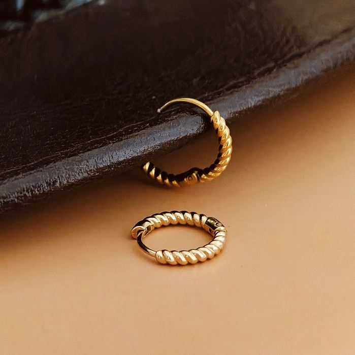 Vachana - 13mm Twisted Huggie Hoops (ต่างหูห่วงทรงบิดเกลียว)