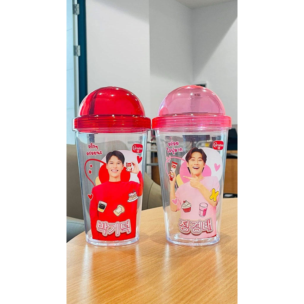 แก้วนำ้พลาสติกใจฟู คาร์เนชัน Xพี่จอง คัลแลน 24 oz