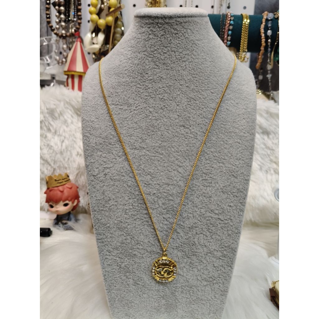 สร้อยคอพร้อมจี้ CC ฝังเพชร สวยหรูดูแพง งานตอก18KGP ตัวสร้อยดีไซน์เรียบง่าย ตู้ญี่ปุ่นมือสอง