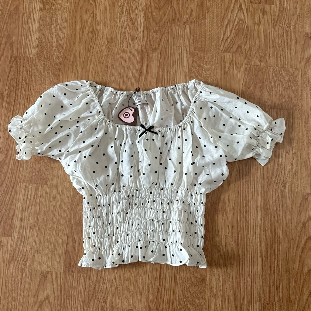 ETOILE BNK LULU TOP เสื้อแขนตุ๊กตาผ้าลายจุดสุดคิ้วท์มาพร้อมดีเทลสม็อคทั้งตัว