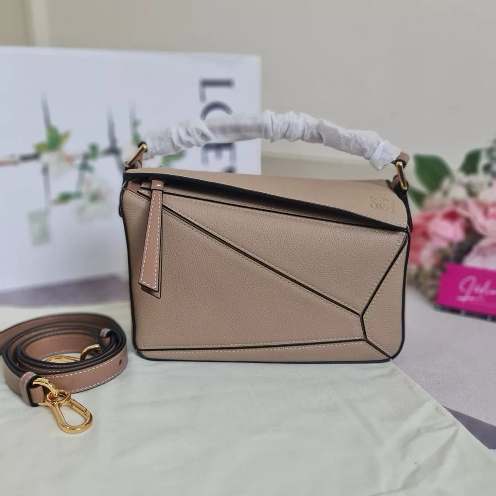 LOEWE Puzzle shoulder bag สี sand mink