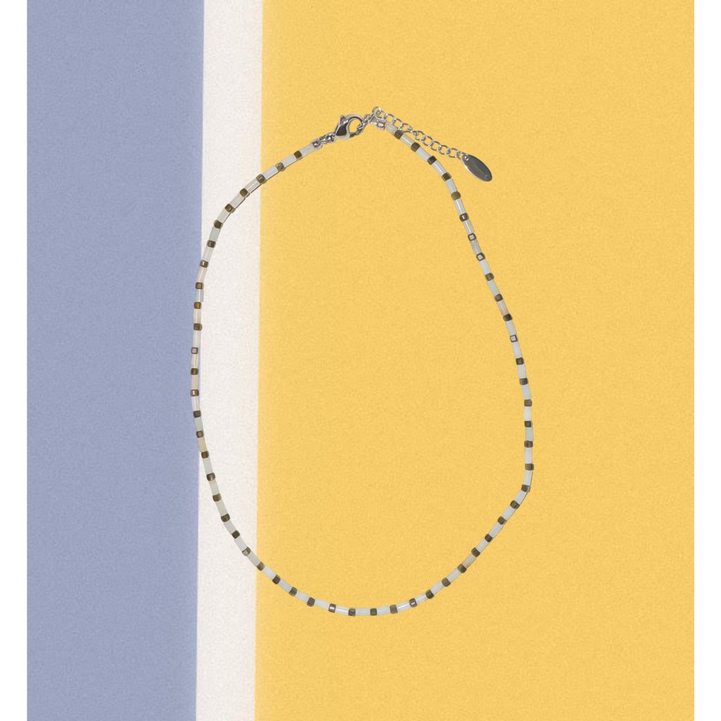 Mirrorme I Razor Clam Necklace – Minimal Tube Beads - ลูกปัดทรงหลอดเล็กขาวขุ่นสลับกับคริสตัลสีเขียวข