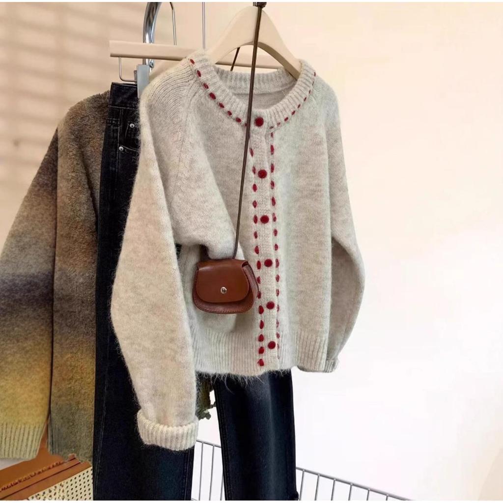 เสื้อคาร์ดิแกนไหมพรมผู้หญิง ตกแต่งกระดุมแดง นุ่ม อุ่น ใส่สบาย แฟชั่นฤดูหนาว