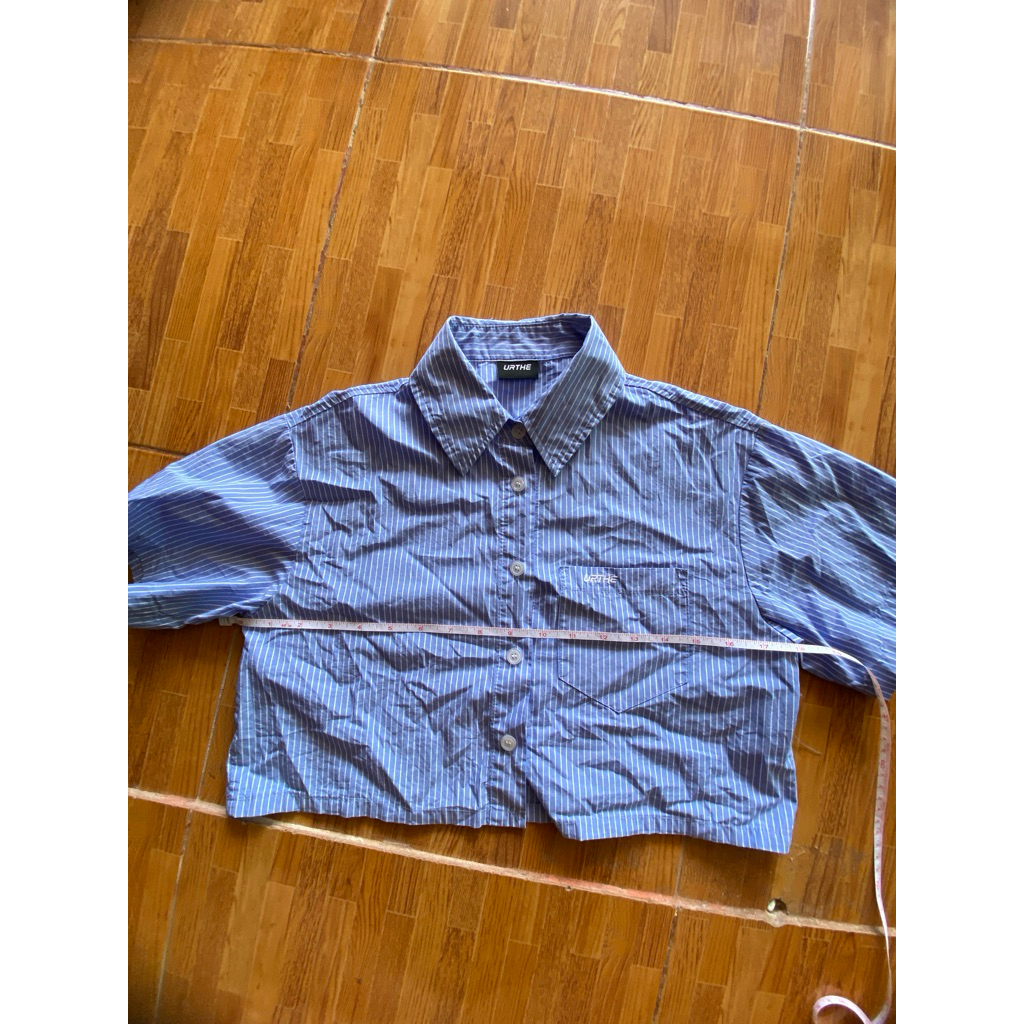 เสื้อเชิ้ตทรงครอป ป้าย URTHE ลายฟ้า