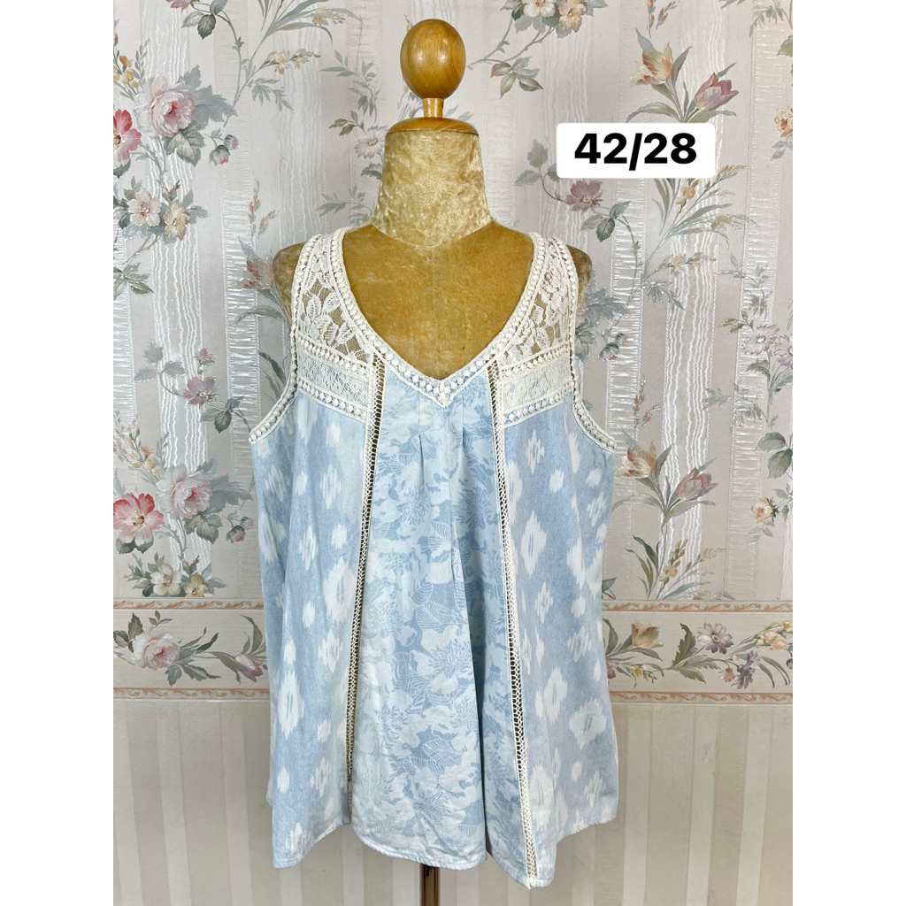 ป้าย NOBO เสื้อยีนส์สีซีด แขนกุด ตกแต่งลูกไม้ มือสอง