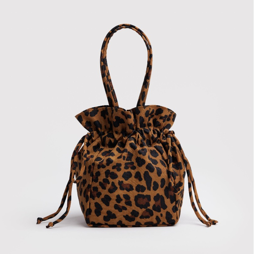 (พร้อมส่ง) BAGGU Nylon Drawstring กระเป๋าหูรูด สไตล์มินิมอล ผ้าไนลอน น้ำหนักเบา นำเข้าจากประเทศอเมริกา - รูปที่ 4