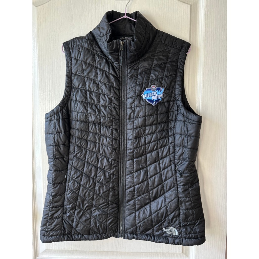 เสื้อกันหนาว the north face แท้!! มือสอง Thermoball กั๊ก อก 42 ยาว 26 ไม่มีตำหนิ