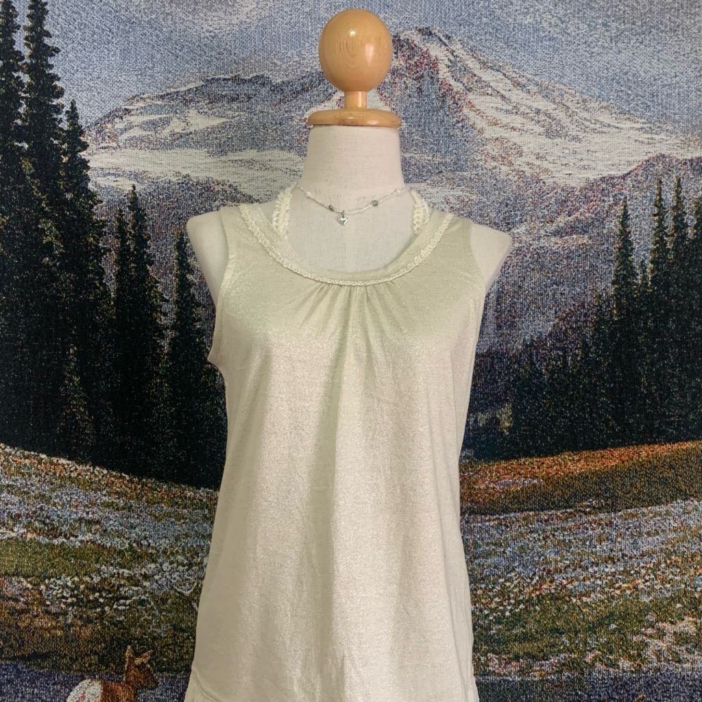 [มือสอง] เสื้อกล้าม สีครีม แต่งระบาย axes femme