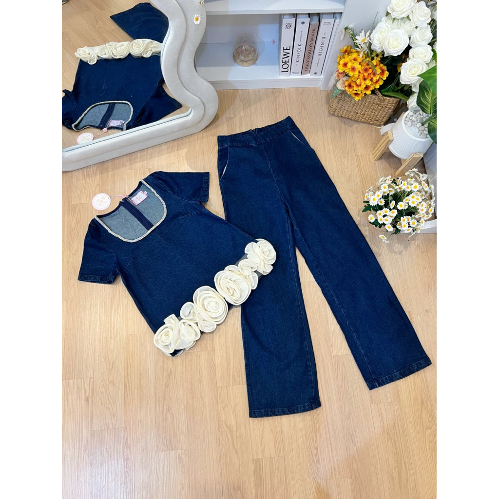 ต3 - SET**ยีนส์ขายาว**สีเข้ม 2 ชิ้น (เสื้อ คอขอบเพรชชายกุหลาบครีม + กางเกงขายาว)