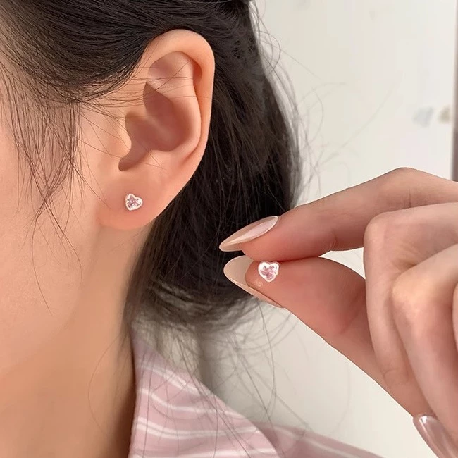 ต่างหูสตั๊ด Colorfield หัวใจประดับเพทาย thumbnail 3