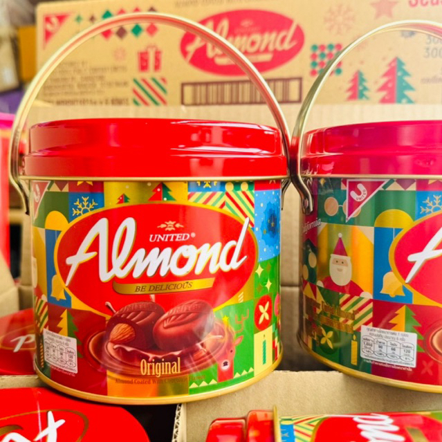 United Almond ยูไนเต็ด ช็อกโกแลตอัลมอนด์ กล่องเหล็ก อัลมอนด์เคลือบช็อกโกแลต หอม หวาน (39-42ชิ้น/กล่อ