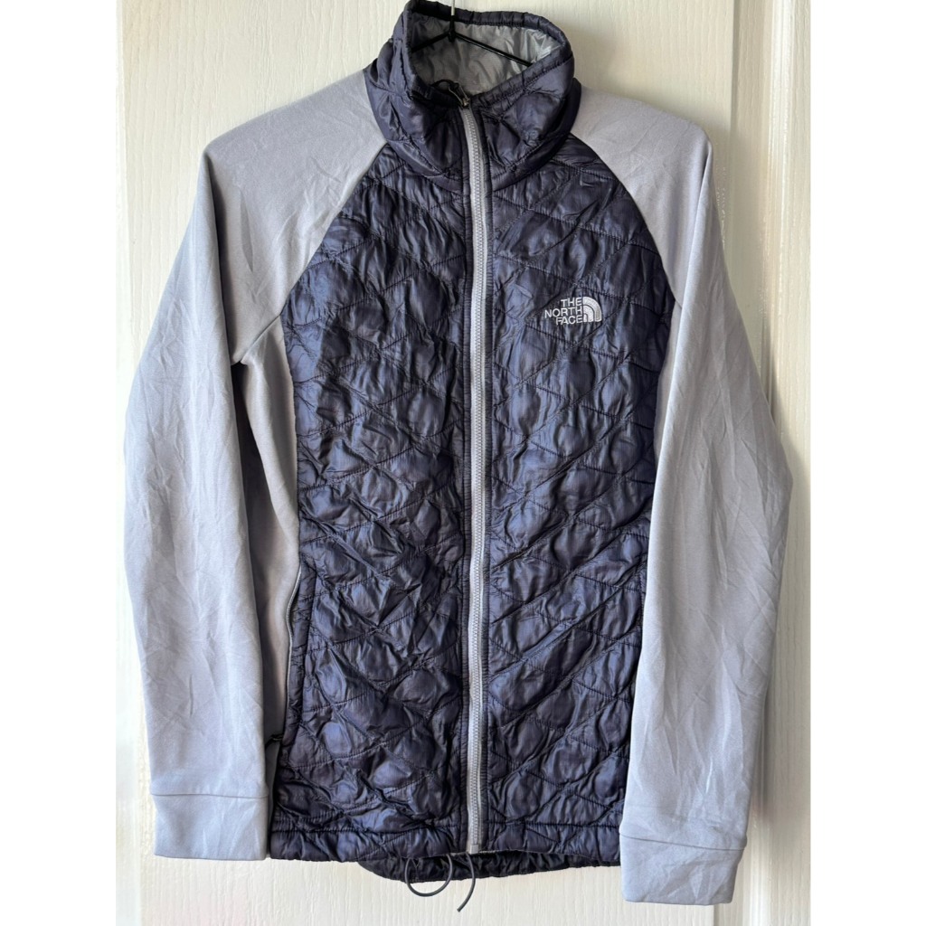 เสื้อกันหนาว TNF มือสองแท้ 100% Thermoball มือสอง แท้100% อก 34 ยาว 24 ไม่มีตำหนิ