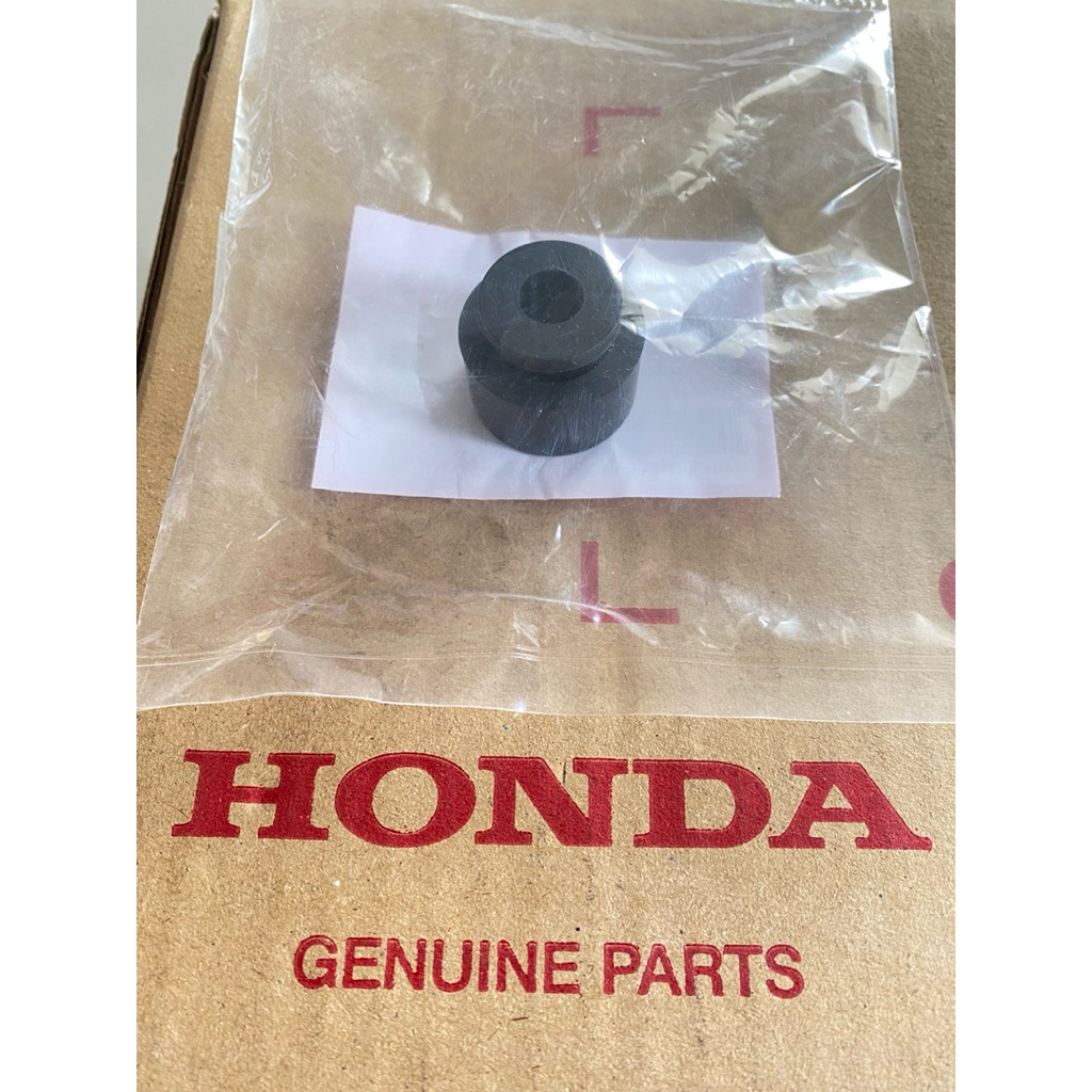 ยางรองกล่องใส่ของ(U-Box) เวฟ 125 R,S,I,X แท้เบิกศูนย์ ( รหัสสินค้า 81253-KPH-900)