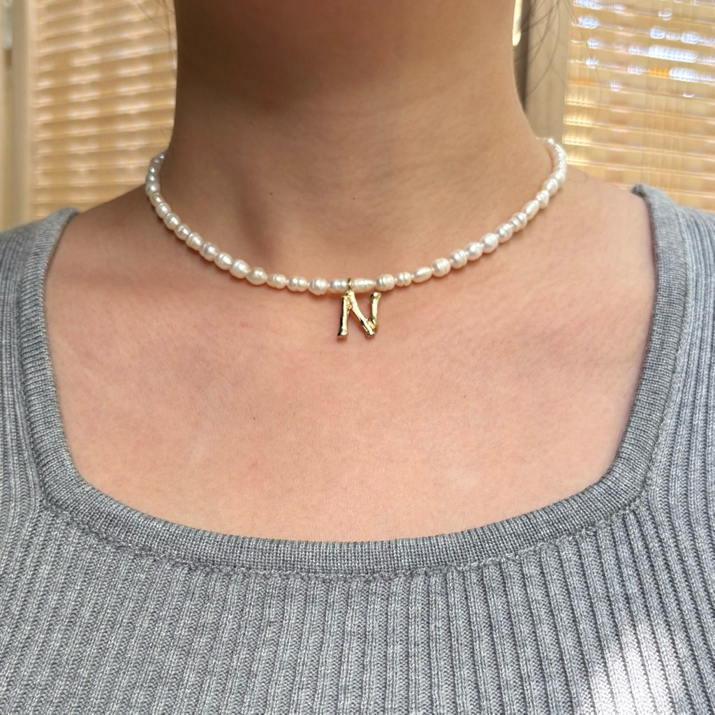 Piing me Freshwater Pearl (4-5 mm) with Alphabet Pendant Necklace | สร้อยคอไข่มุกน้ำจืดพร้อมจี้ตัวอักษร A-Z