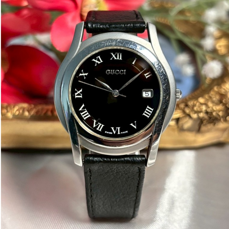 นาฬิกาข้อมือ Gucci Swiss Made รุ่น 5500M Classic Roman Black Dial Quartz Watch หน้าปัดสีดำ (รับประกั