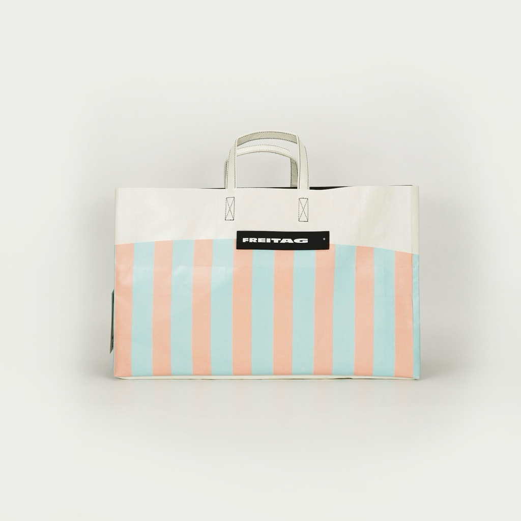 FREITAG F260 MIAMI WIDE  ผ้าขาว ด้านหน้าสกรีนฟ้าอ่อนสลับชมพูอ่อนหวานสุดๆ ด้านหลังขาวแนวลุยๆ ผ้าหนา