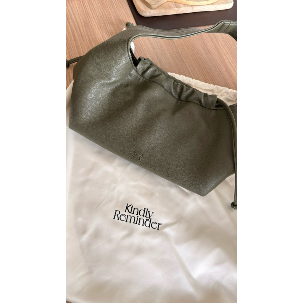 ส่งต่อ : Kindlyreminder jennie bag สี olive งดต่อ ❌