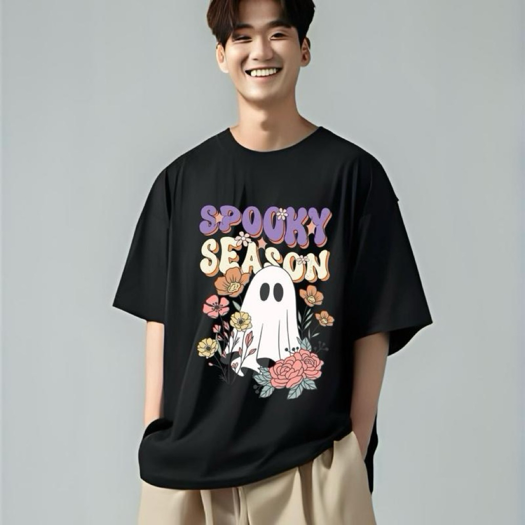 (Special halloween 2025) เสื้อยืดลายผีผ้าห่ม ตกแต่งด้วยดอกไม้ ขาวดำ คอกลม มีไซส์