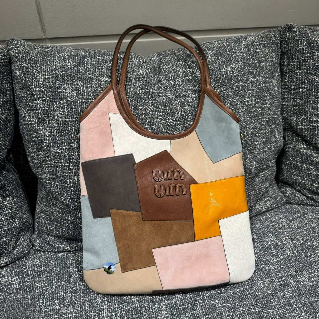 【พรีออเดอร์ 15 วัน】MU 5BG231 กระเป๋าถือ กระเป๋าโท้ทหนังแพทช์ หนังวัวนำเข้าระดับพรีเมียม 35*40CM