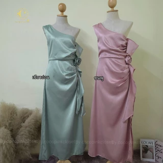 ⚘️C;5063:ชุดราตรีเดรสยาวใส่ออกงาน ทรงปาดไหล่ข้าง แขนไหล่ปิดพรางต้นแขน(+เข็มกลัดดอกกุหลาบ)แต่งระบายงานผ้าเงาซาร่า