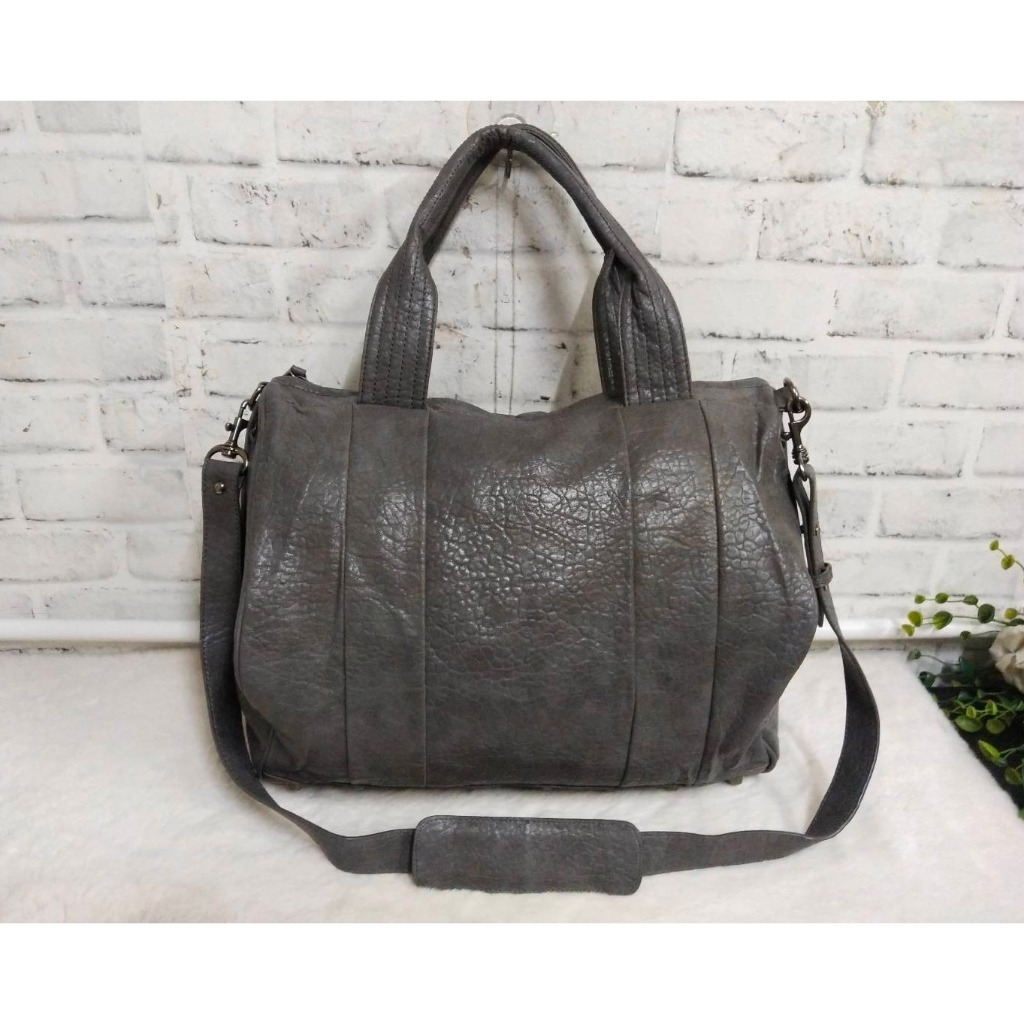 กระเป๋าหนังแท้ V.O.V. Voice of Voices 1ช่องซิปหลัก สายยาวคู่ตัว ราคา : 750 กว้าง 15นิ้ว สูง 12นิ้ว ฐ