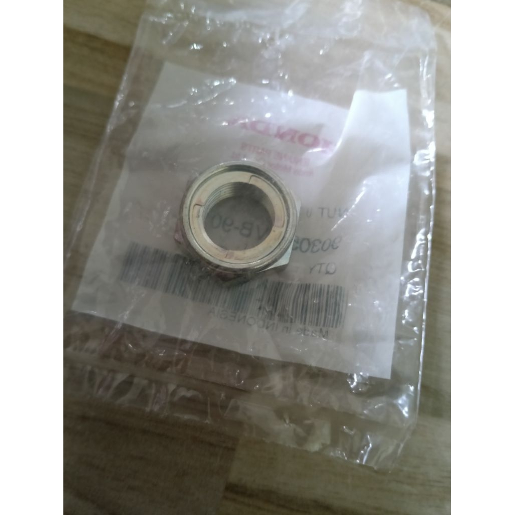 น็อตดุมล้อหลัง U 16 มม. HONDA PCXทุกรุ่น/CLICK ทุกรุ่น/Scoopy ทุกรุ่น/ZOOMER-X เเท้เบิกศูนย์ 90305-K