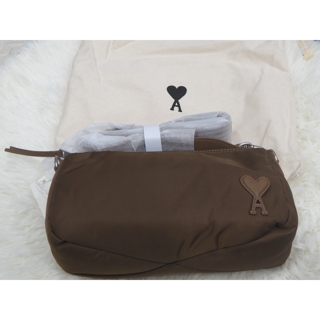 กระเป๋า Nylon สีน้ำตาล Ami สายสะพายยาว