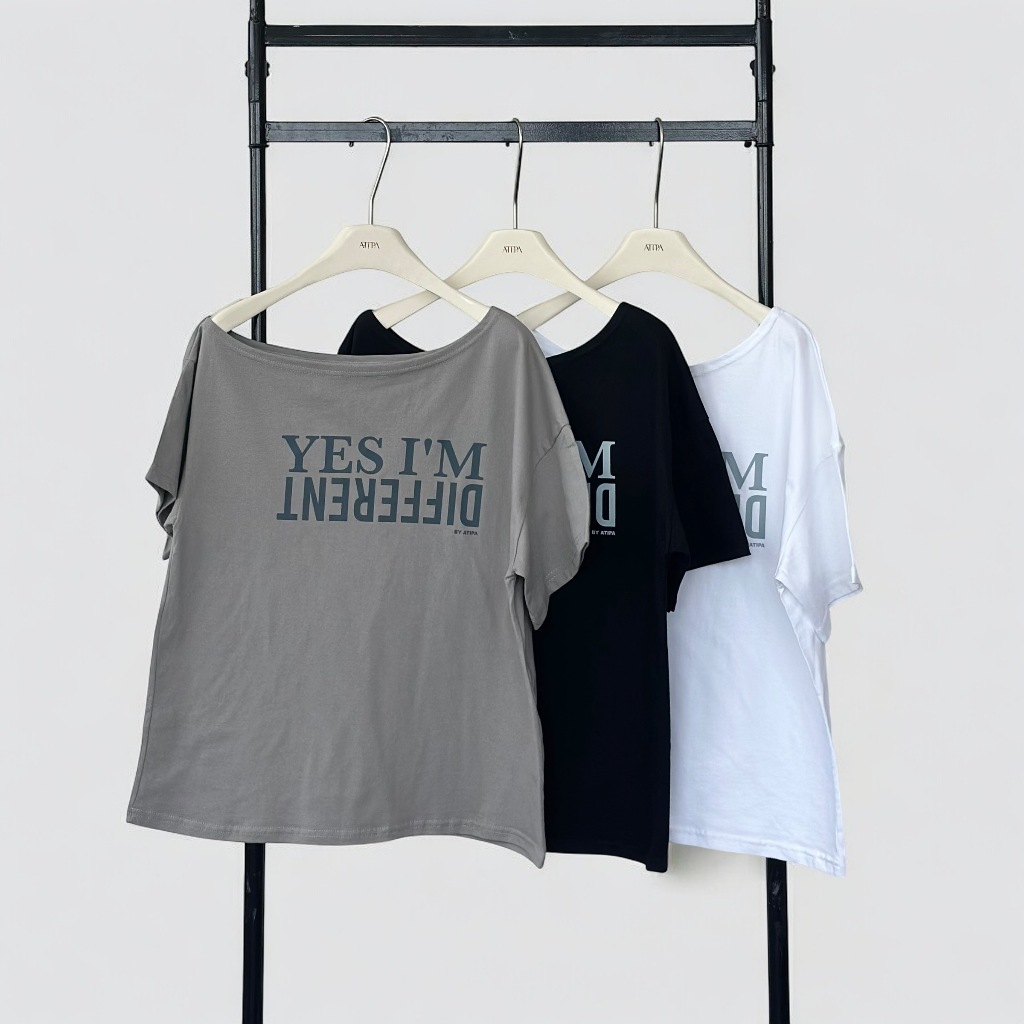 Atipashop - ADMIC TOP เสื้อยืด ทรงปาดไหล่ สกรีนลาย สีพื้น ผ้าคอตตอน
