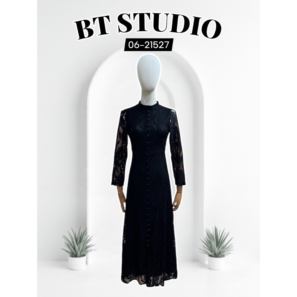 BT 06-21527  เดรสยาวคอกลม ช่วงแขนระบายลูกไม้ แต่งกระดุมหน้า ซับยาวสีดำ ชายปล่อย งานซิปหลัง