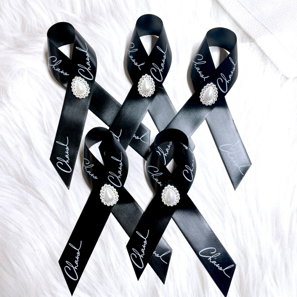 โบเข็มกลัด ลายอักษร โบสีดำ โบริบบิ้น