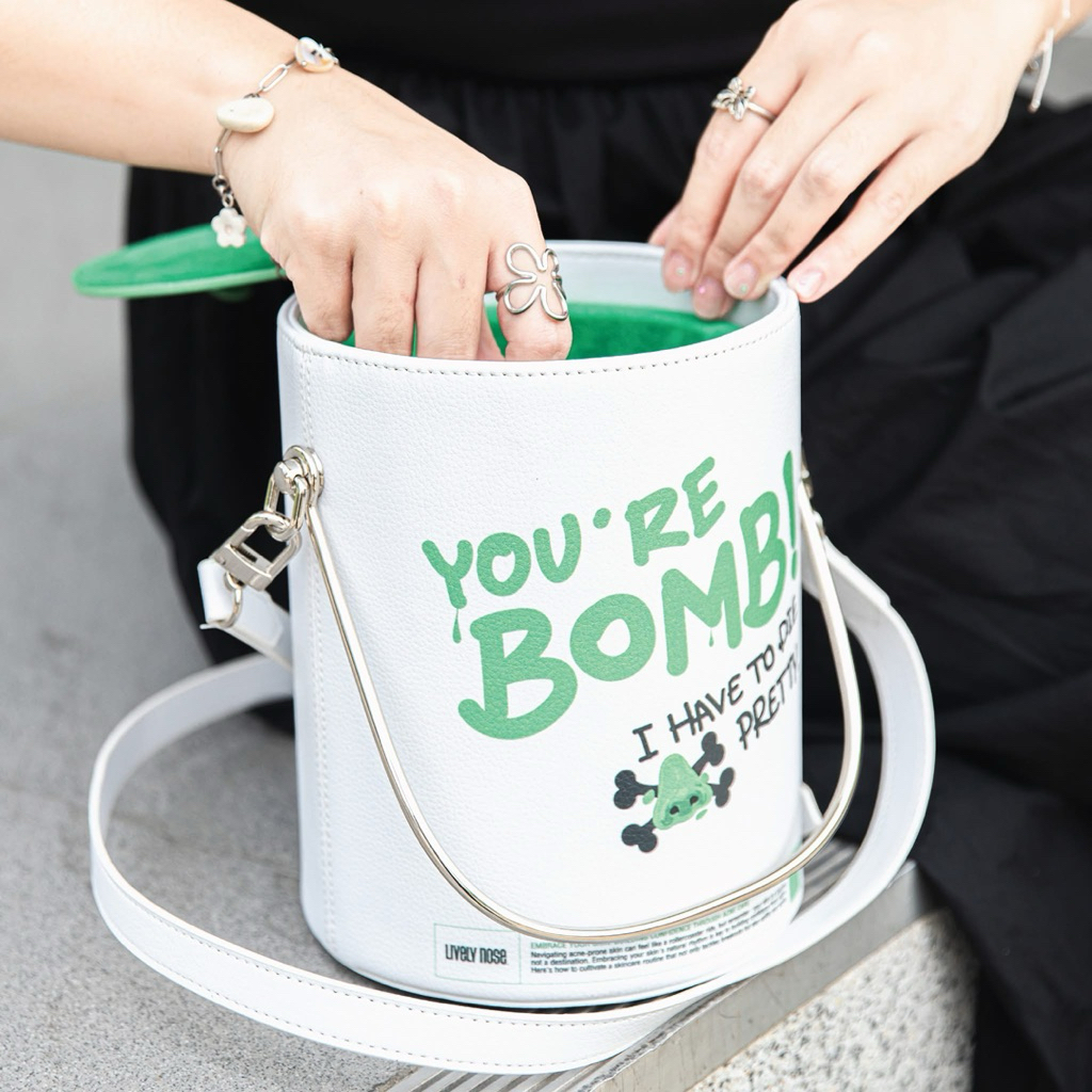 Nose tea bucket bag.