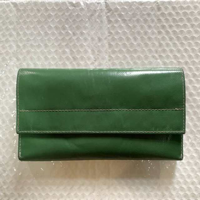 พร้อมส่ง - กระเป๋าสตางค์ - Freitag F59 Samantha / สีเขียว เข้ม ผ้าหนา เงา / rare เลิกผลิต / สภาพเหมื