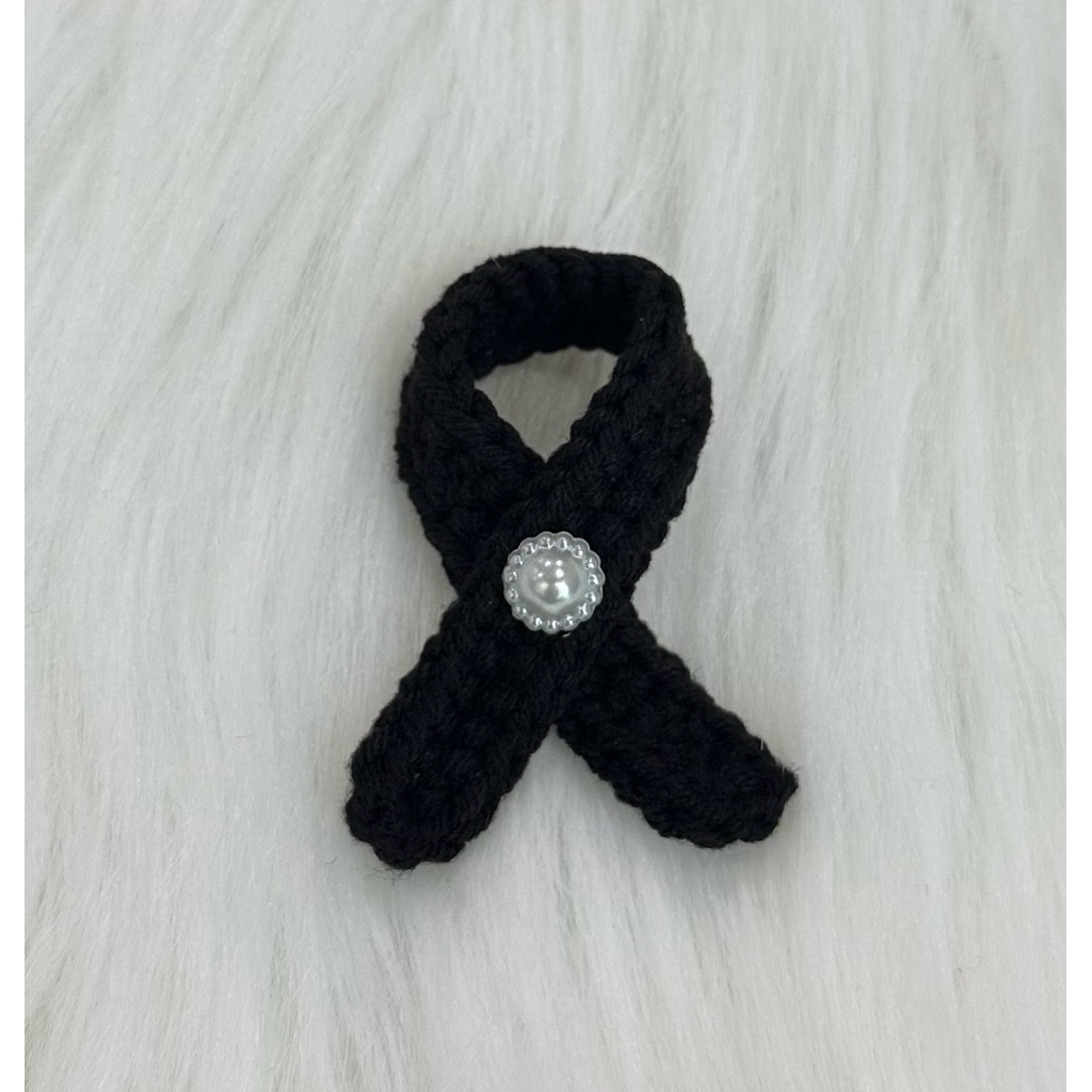 เข็มกลัดริบบิ้นถักไหมพรมไว้อาลัย(งานพรีออเดอร์) คิวถัก1-3 วัน (ขนาด 6 cm)