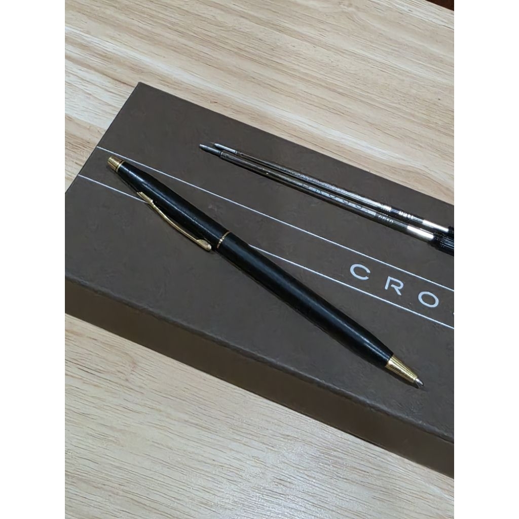 ปากกาCrossรุ่นCentury พร้อมไส้ปากกาสีดำ2อันสีน้ำเงิน1อัน สภาพดีมาก ราคาถูกสุดๆครับ