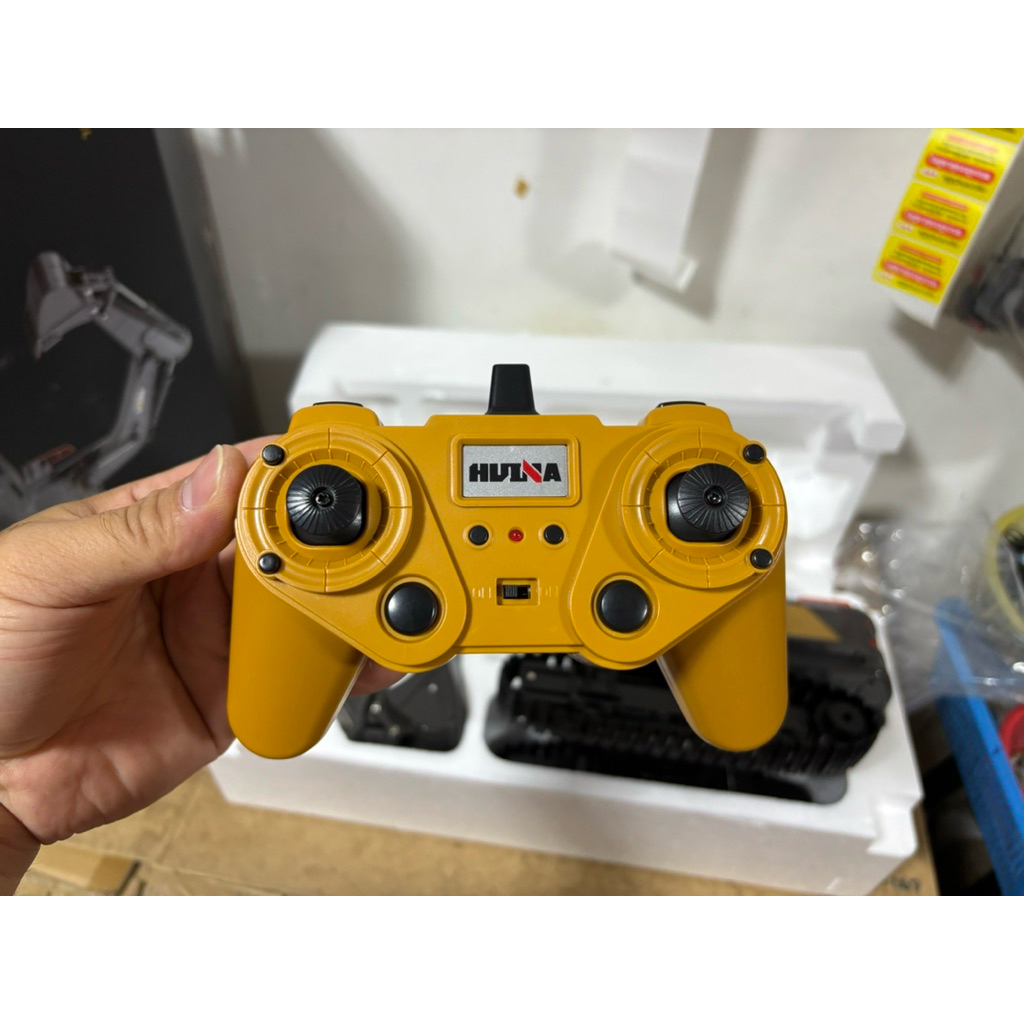 รีโมทรถแม็คโครHuina1592 เป็นของใหม่ของเดิมจากโรงงานตรงรุ่นสามารถใช้ได้โดยที่ไม่ต้องจูนเปิดสวิตช์ใช้ได้เลย