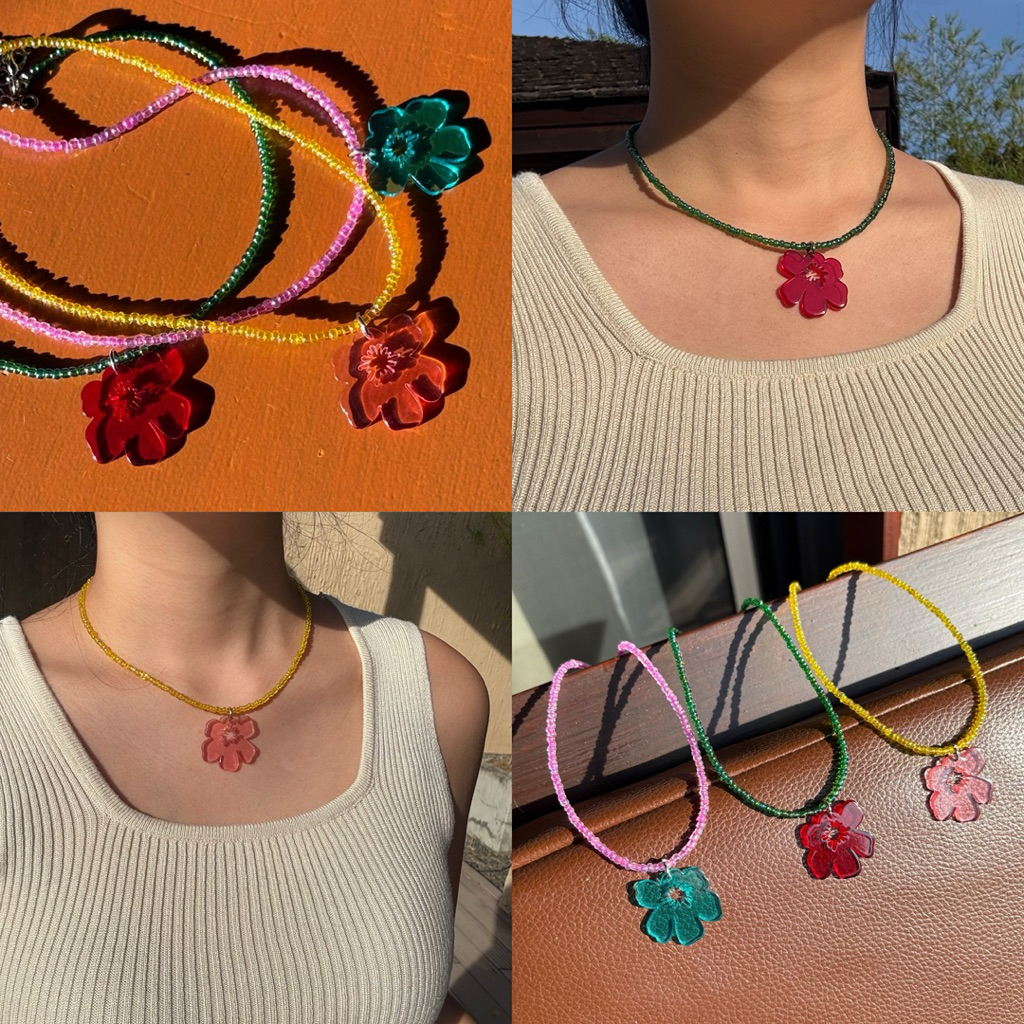 Piing me Necklace | สร้อยคอลูกปัดเม็ดเล็ก (3 mm) สีใสพร้อมจี้อะคริลิคลายดอกชบา