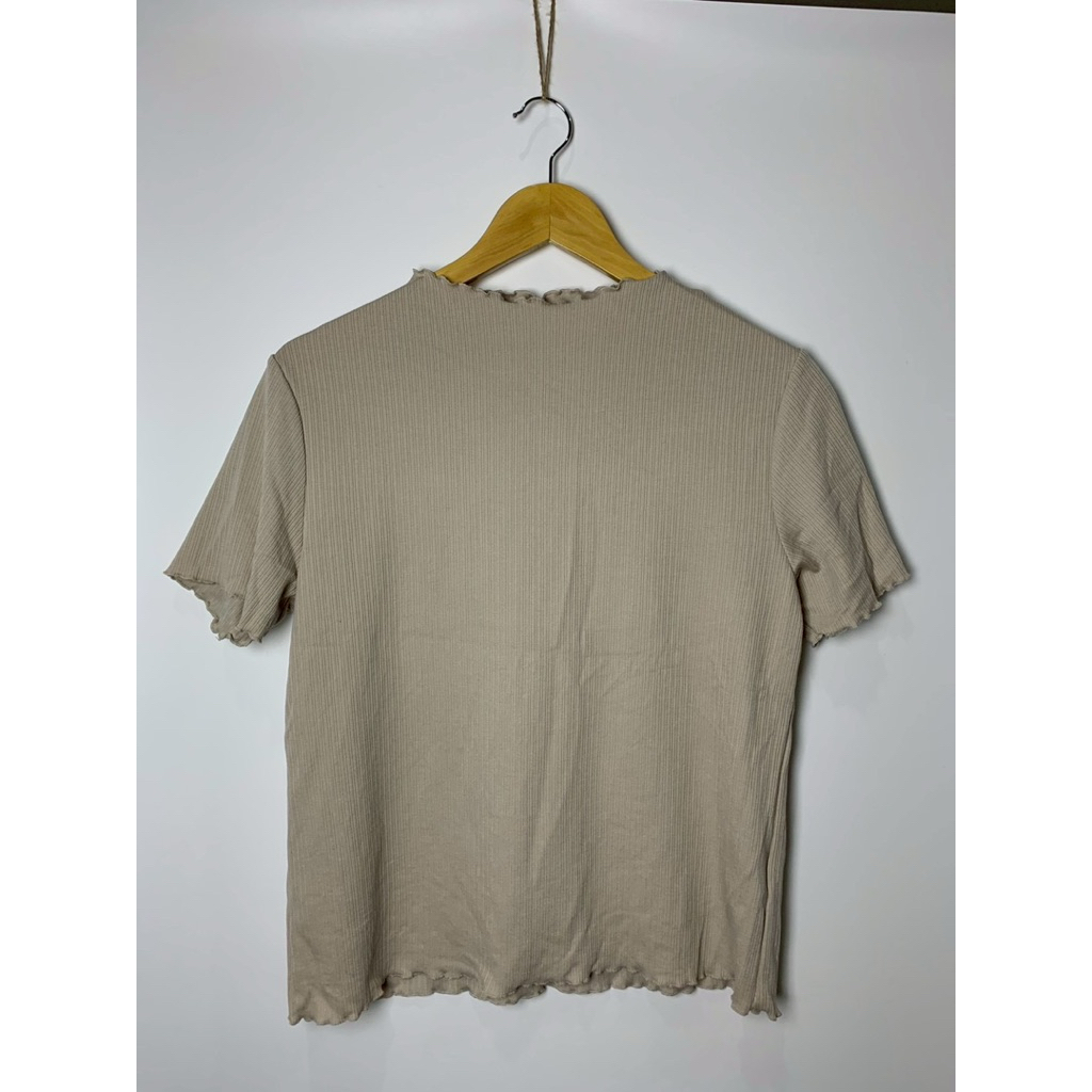 เสื้อยืดทรงคอปีนผ้าร่องสีเบจ GU ทรงสวยใส่หน้าหนาวสวยมากค่ะ ไซส์ XL