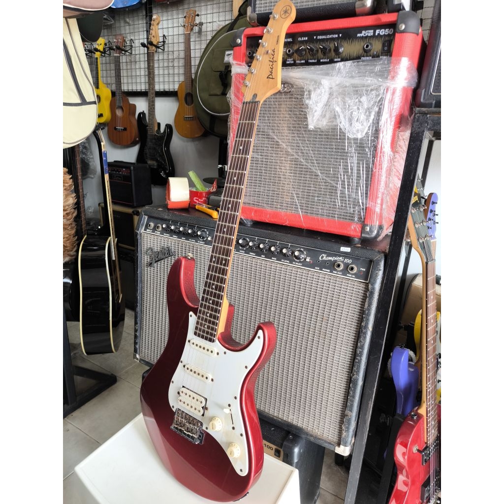 กีตาร์ไฟฟ้า Yamaha PAC012