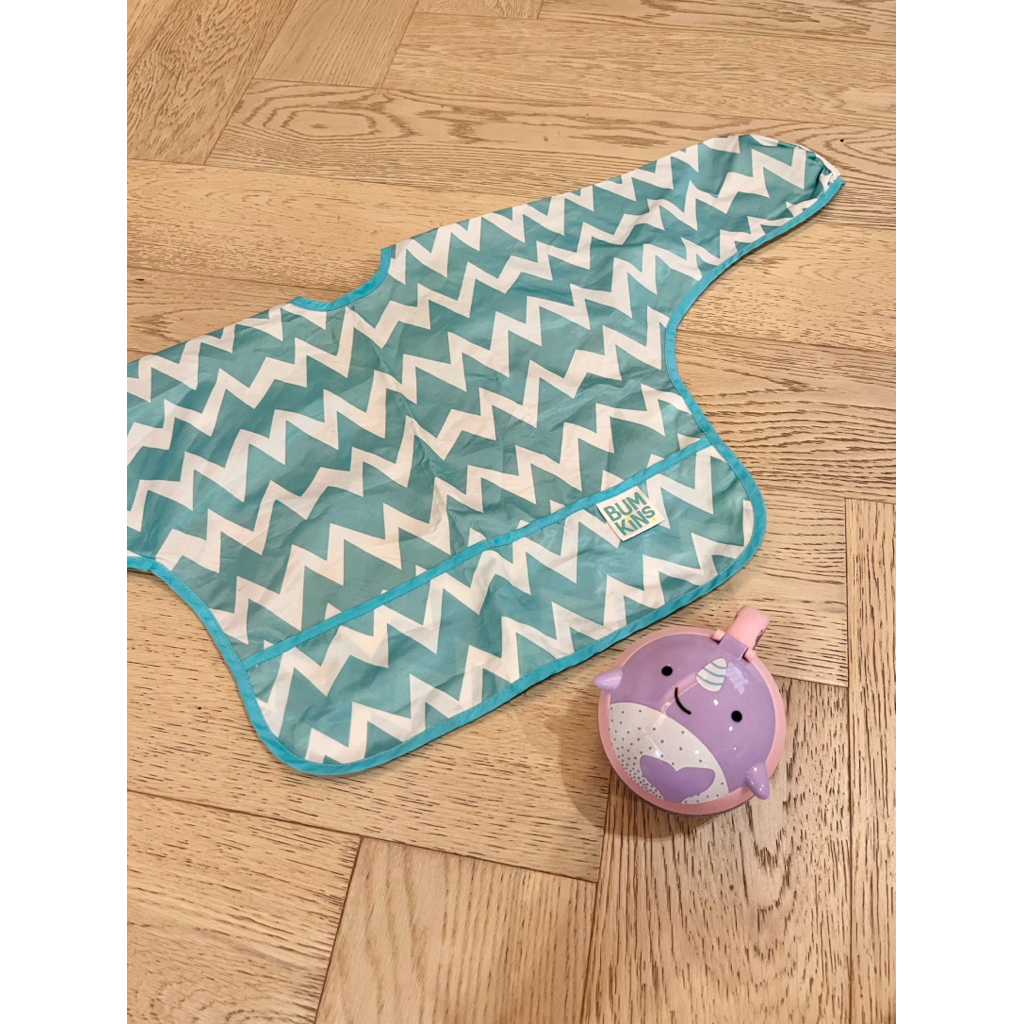 ผ้ากันเปื้อน  bumkins กับ ที่ใส่ขนมกันหก skiphop มือสอง