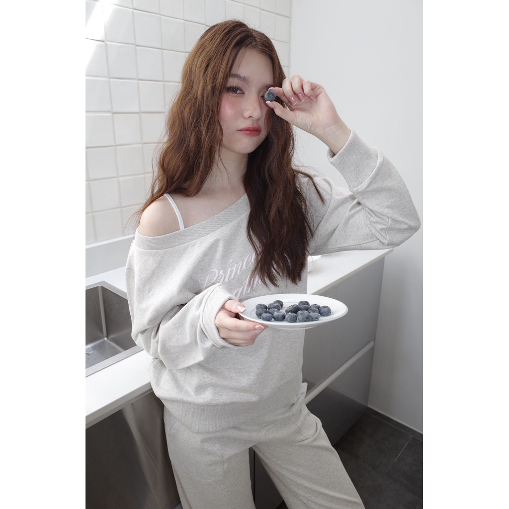 QUERA l Princess Treatment Pullover l เสื้อหนาวปาดไหล่