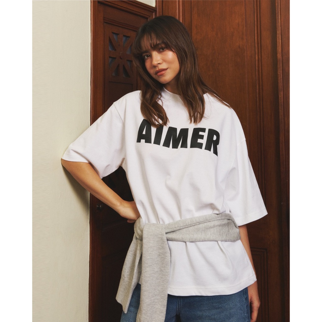 AIMER - AIMER Logo T-shirt in White เสื้อยืดโอเวอร์ไซส์ สกรีนลาย
