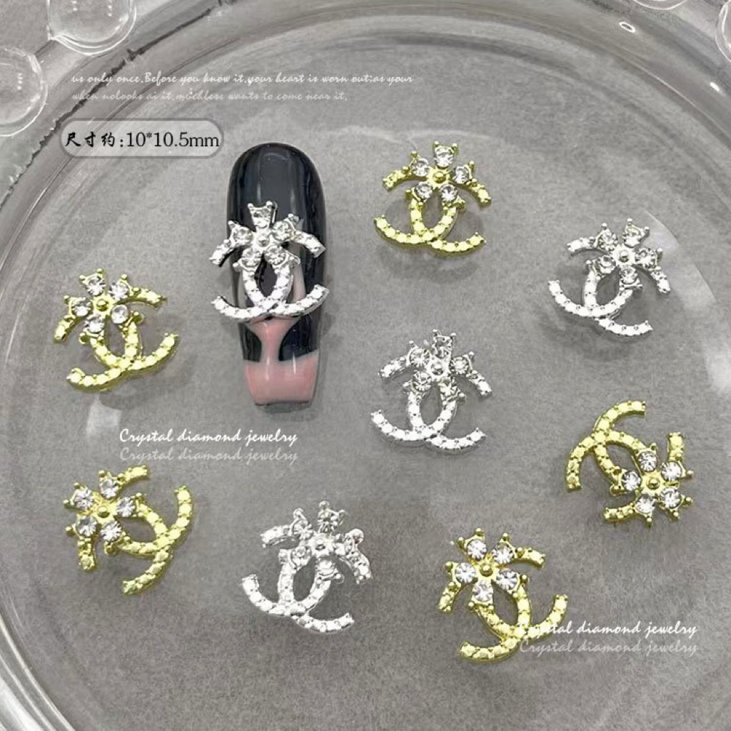 อะไหล่ติดเล็บ โลหะรูปแบรนด์ประดับเพชร มี2เฉดสีให้เลือก 10 ชิ้น/ห่อ สินค้าพร้อมส่ง