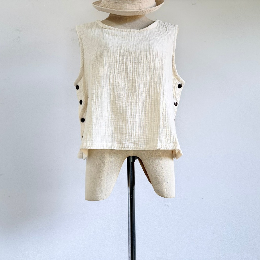 เสื้อแขนกุด เสื้อกั๊ก เสื้อแขนกุดผ้าสาลู ผ้าฝ้ายสาลูสองชั้นอบย่น แต่งกระดุมข้าง ผ้านุ่มมาก ใส่สบาย - รูปที่ 5