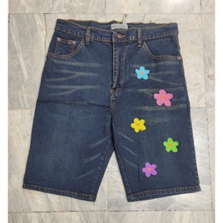 A 223 กางเกงยีนส์สามส่วนผ้ายืด สียีนส์เข้ม ปักลายดอกไม้สีด้า…