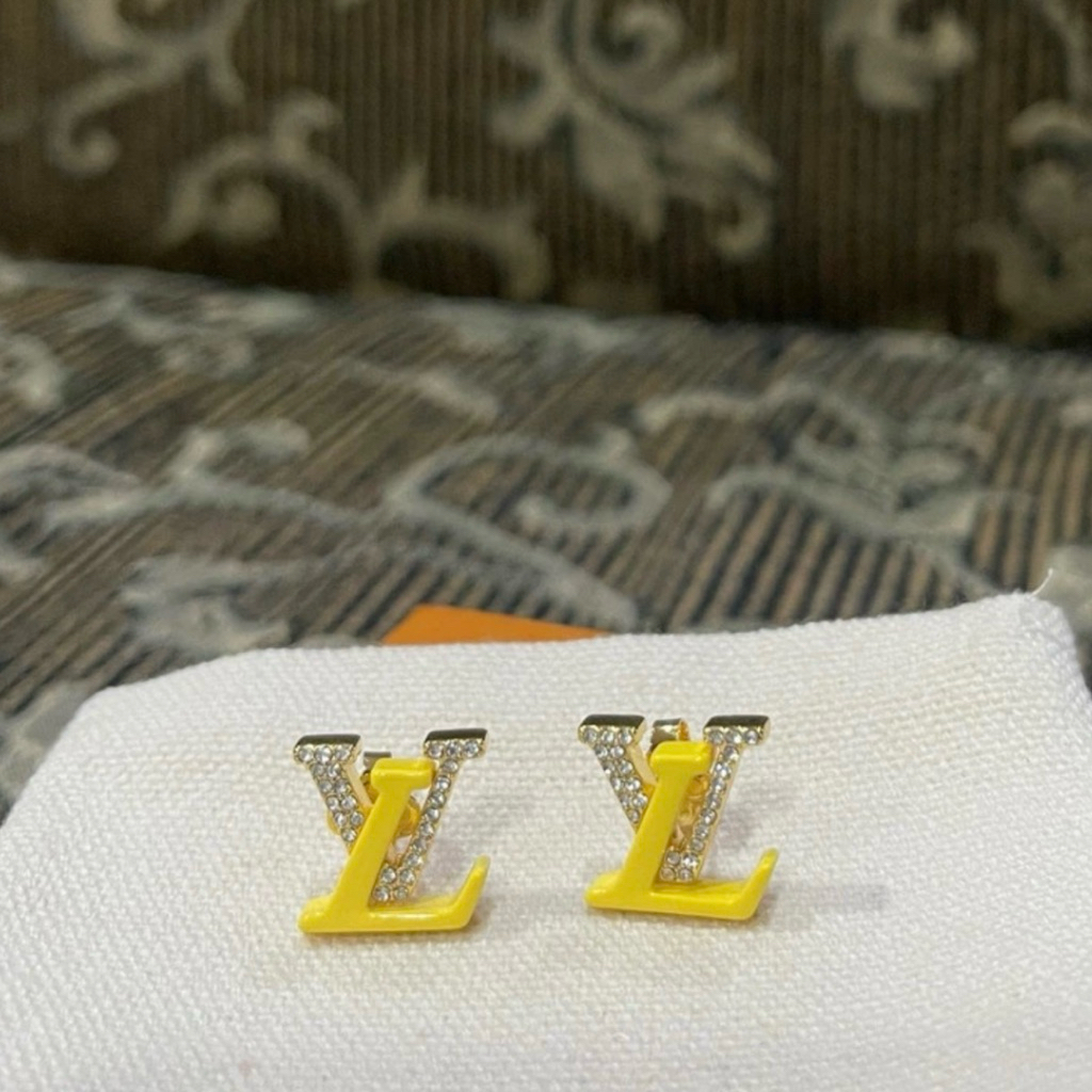 ต่างหูเสียบหลุยส์ LV STUD EARRINGs