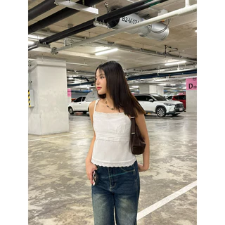 TAMMY TOP - เสื้อสายเดี่ยวดีเทลจับจีบขอบเสื้อและปลายขอบลูกไม้ (nita.bkk)