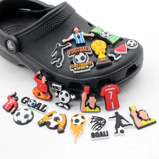 Hot เสน่ห์รองเท้า ดิY ฟุตบอล shoe charms สไตล์ การ์ตูน รองเท้าแตะ หัวเข็มขัด พีวีซี รองเท้า อุปกรณ์เสริม ปุ่ม