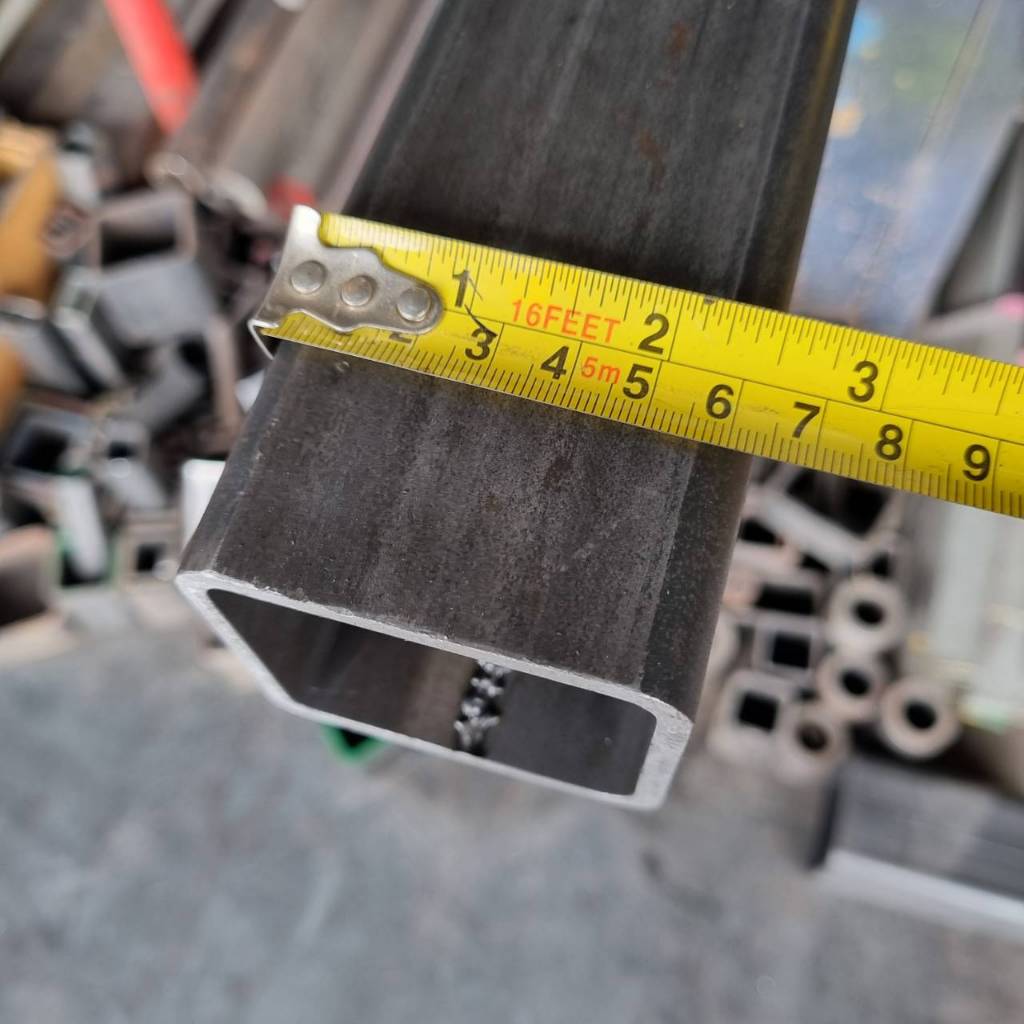 กกล่องดำ ขนาด 65 x 65 x หนา 4.5 มิลลิเมตร หรือ เหล็กกล่อง 2 1/2นิ้ว x 2 1/2 นิ้ว หนา 4.5 มิลลิเมตร